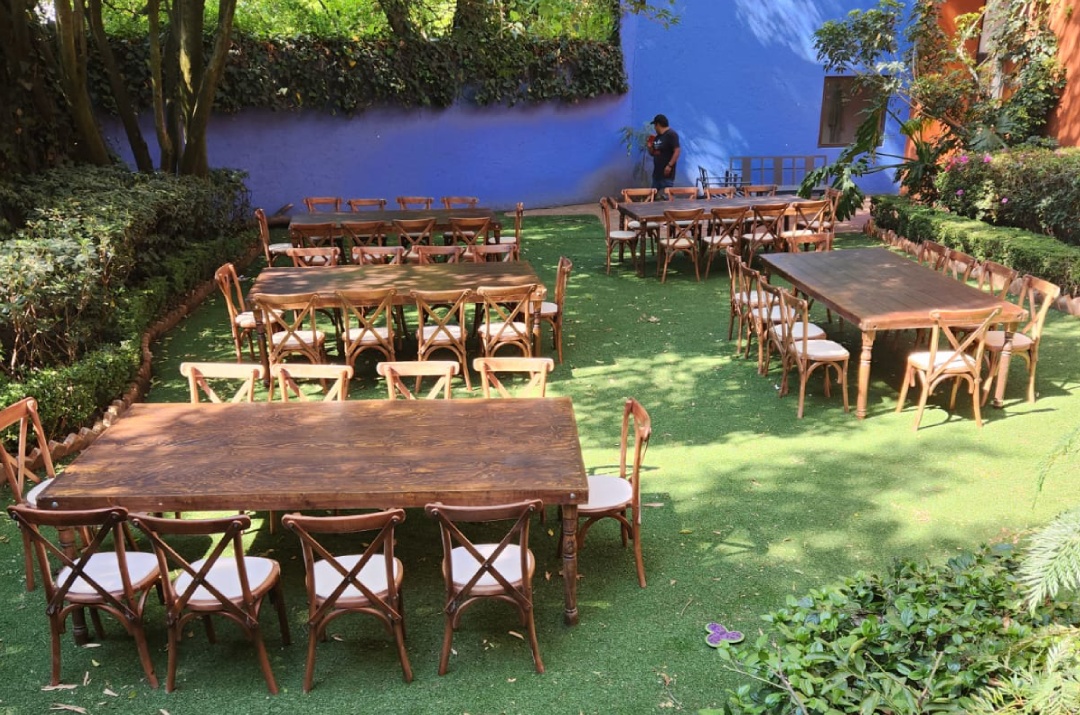 Montaje de mesas y sillas para un evento al aire libre